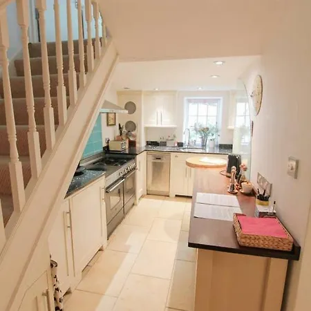 Clifton 2 Bedroom Apartment With Garden *